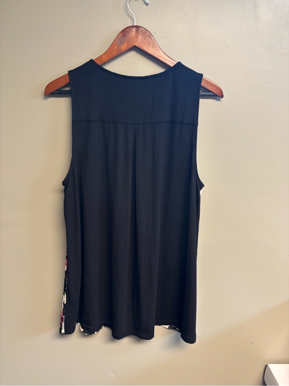 torrid Black Sleeveless V-Neck Top with Pink & Cream Floral Print - Picture 3 of 7